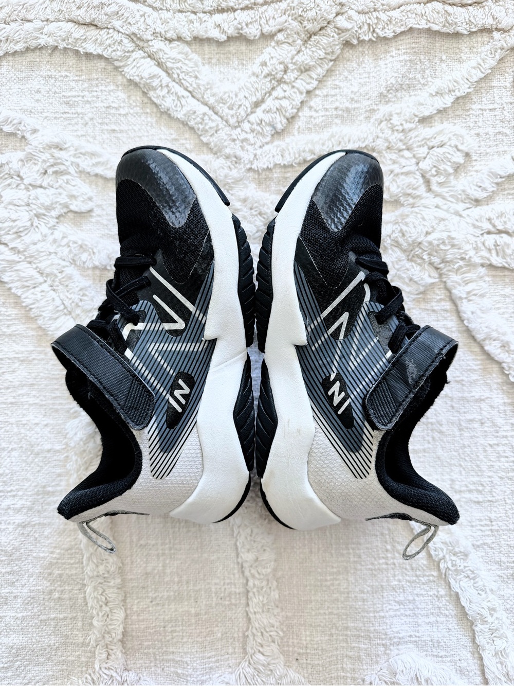 New Balance Boys Size 1 Black Gray Velcro Athletic Running Sneakers GUC
